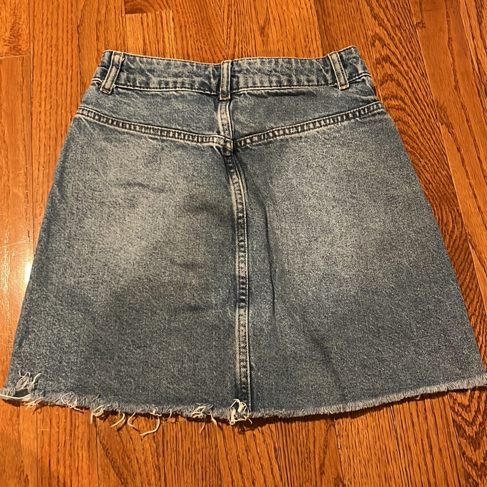 Topshop Moto Light Wash Denim Size 2 Mini Skirt Frayed Distressed Bottom - Picture 2 of 4